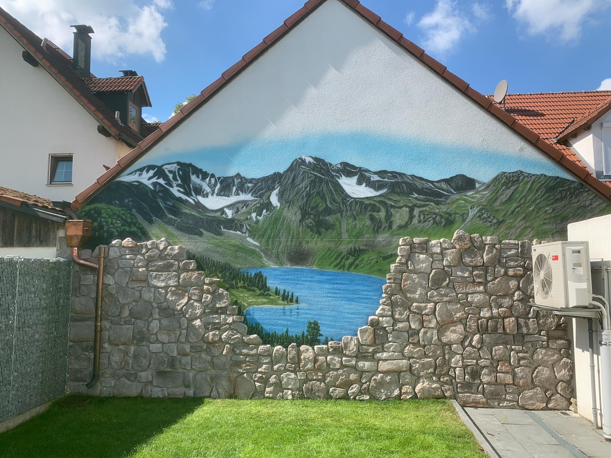 Fassadenmalerei mit Bergpanorama